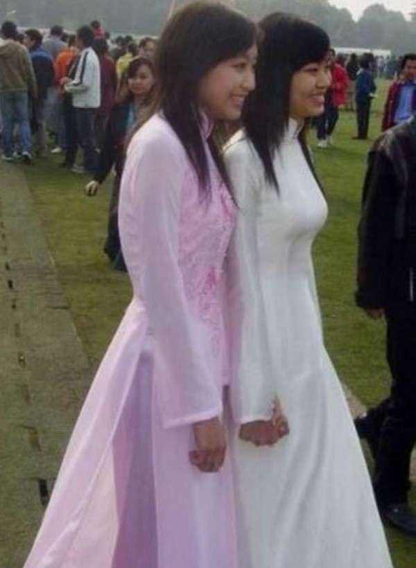 白いアオザイとピンクのアオザイを着た女子学生